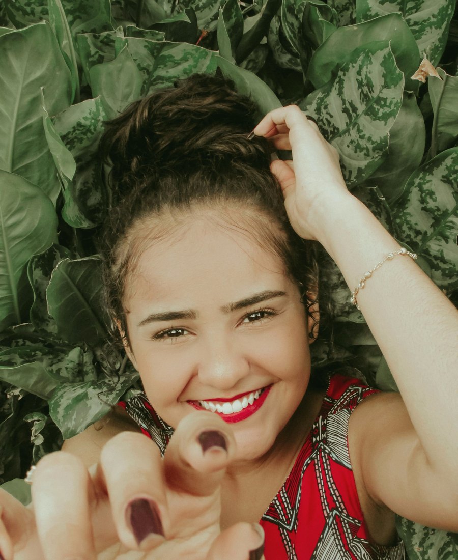 Niña sonriendo en un entorno natural