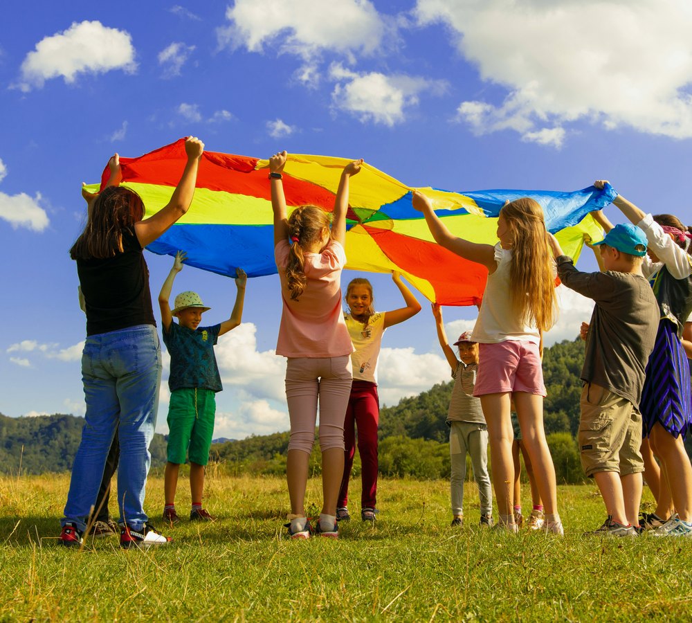 Niños jugando juntos al aire libre