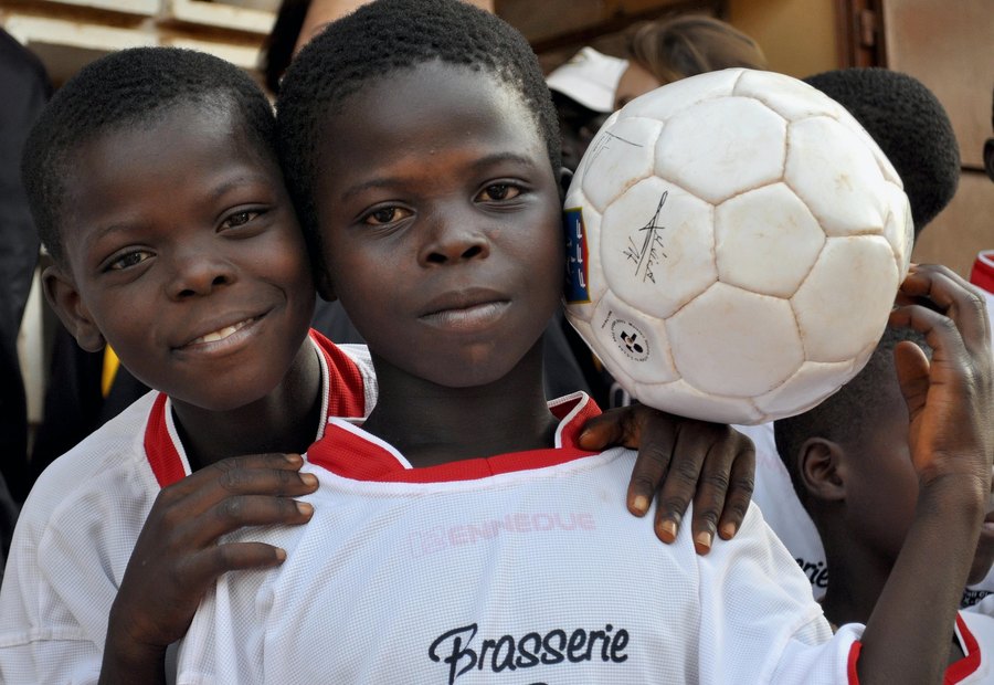 Niños con balón en un contexto de misión